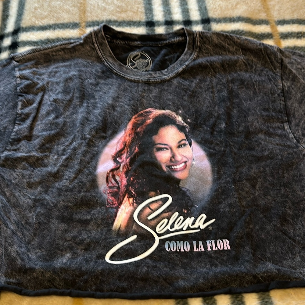 Selena Tee